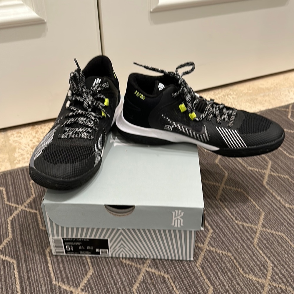 Boys Kyrie Irving Flytrap V Sneakers in box, Size 5.5Y